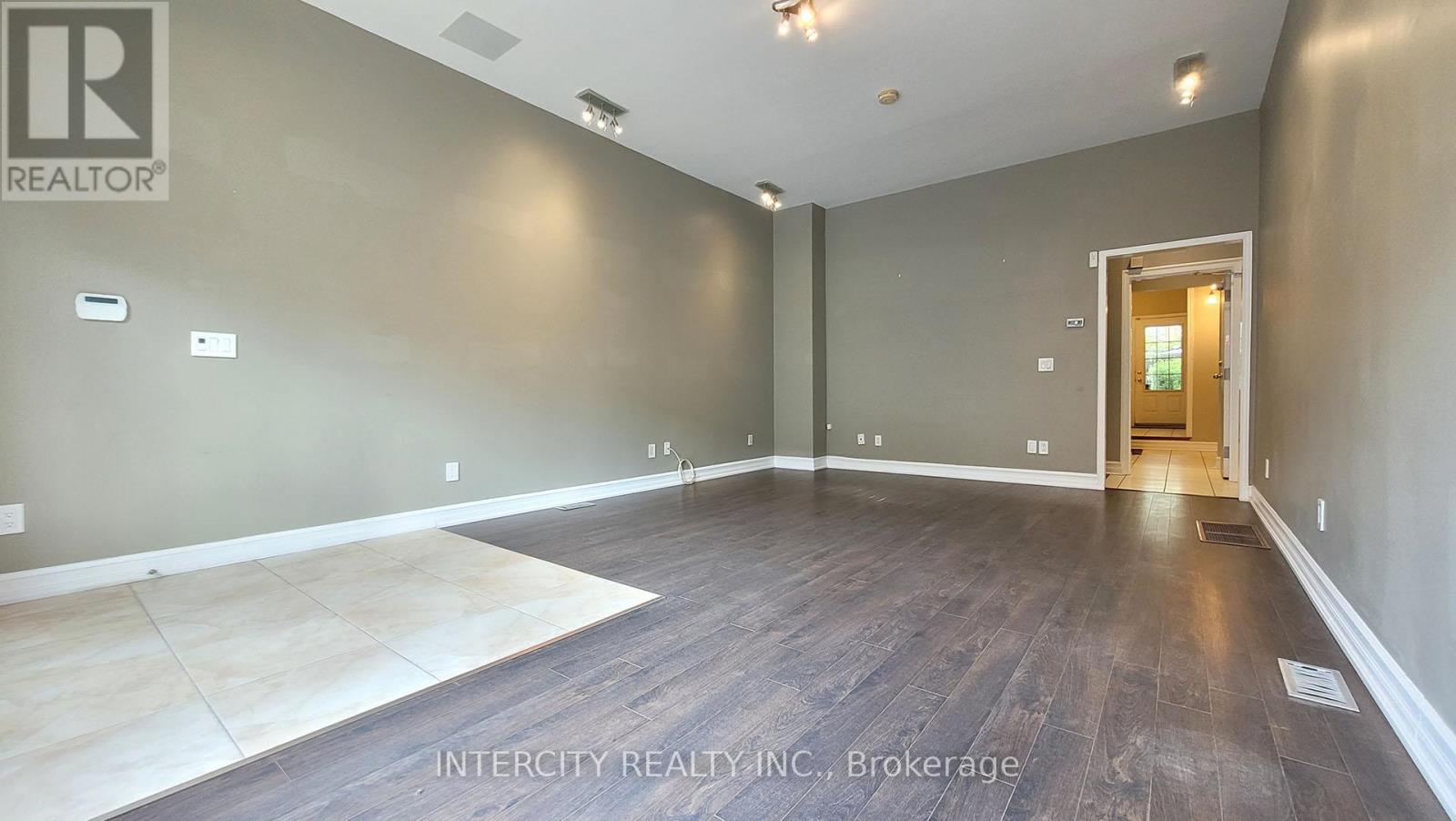 86 Lakeshore Road W Property Photo 14