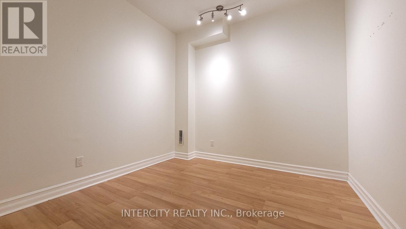 86 Lakeshore Road W Property Photo 17