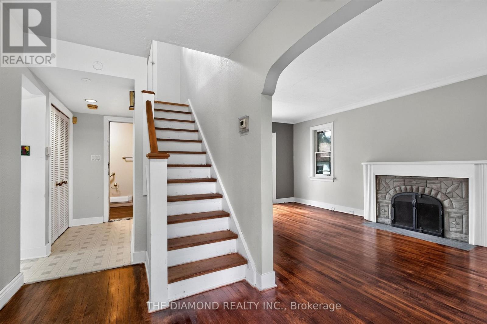 3925 Bloor Street W Property Photo 3