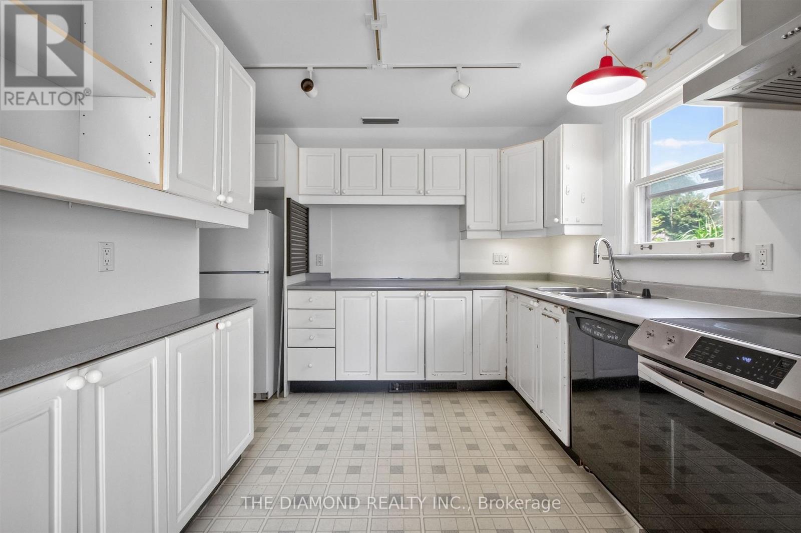 3925 Bloor Street W Property Photo 9