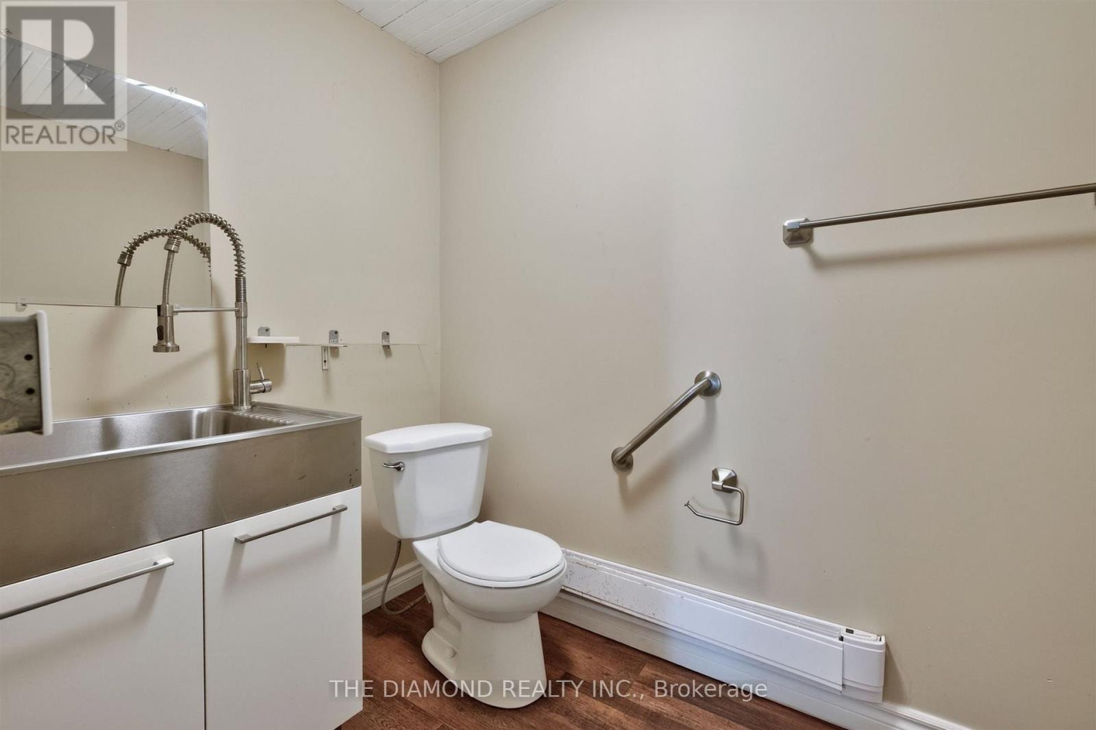 3925 Bloor Street W Property Photo 10