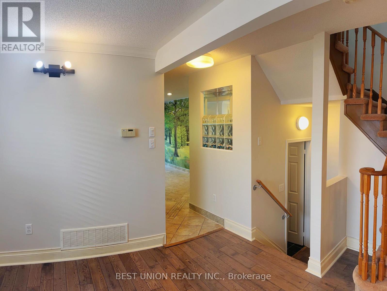 2864 Westbury Court Property Photo 3