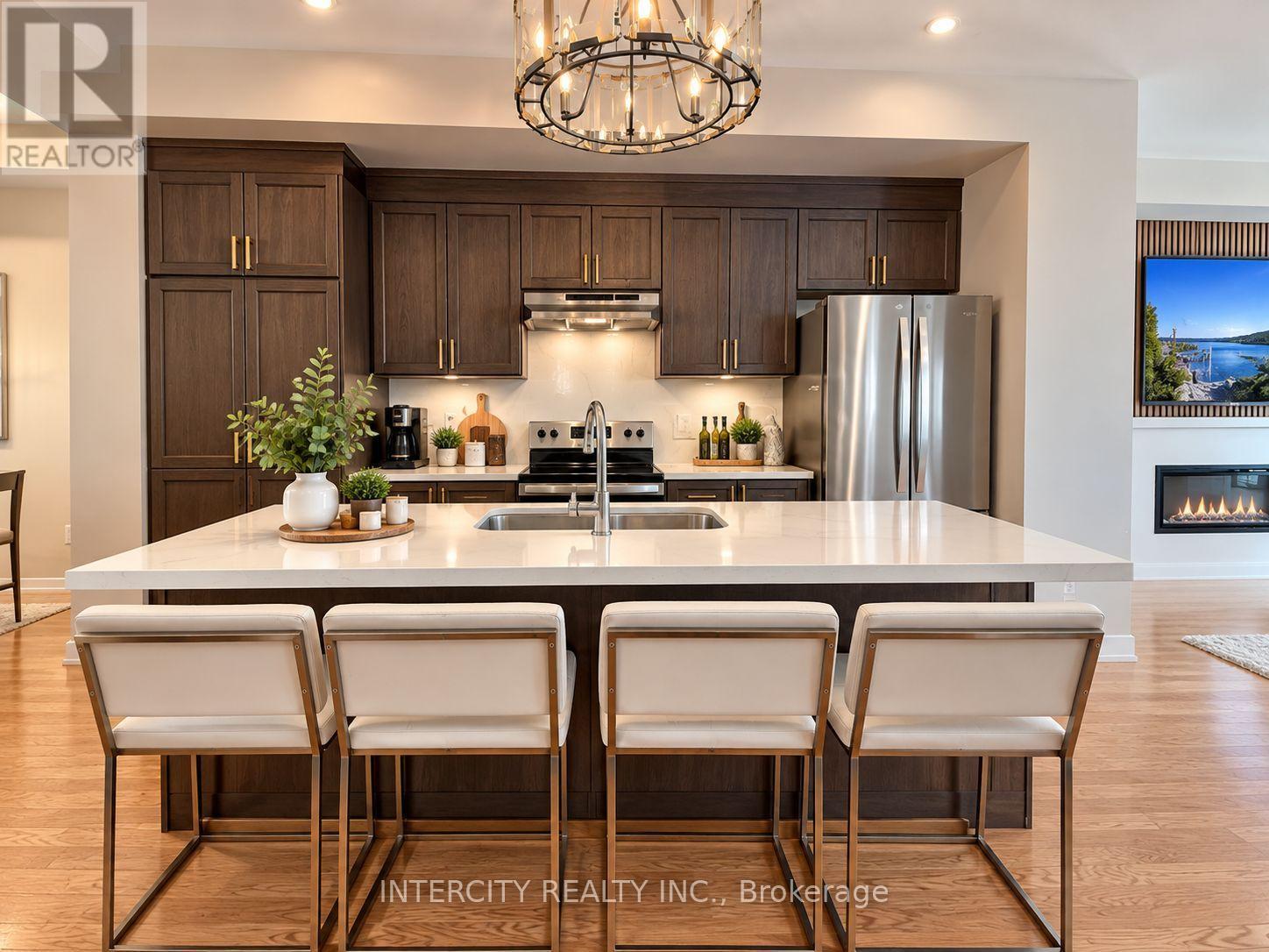 12 Heathrow Lane Property Photo 2