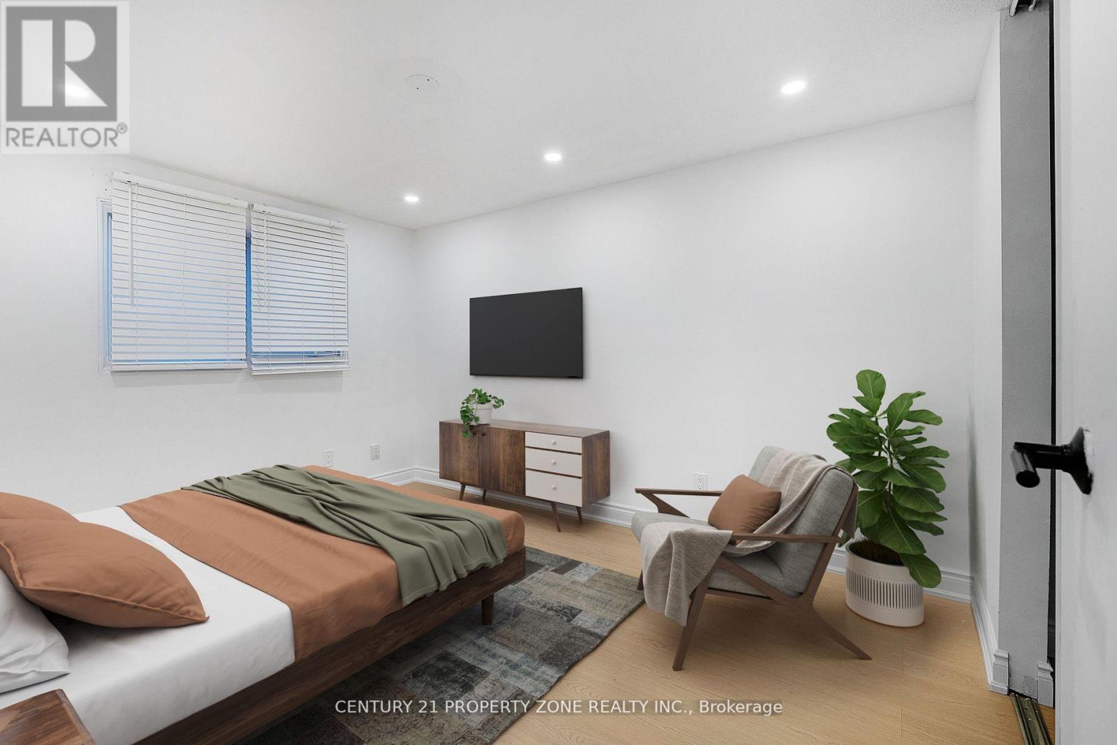 96 Centre Street N Property Photo 4