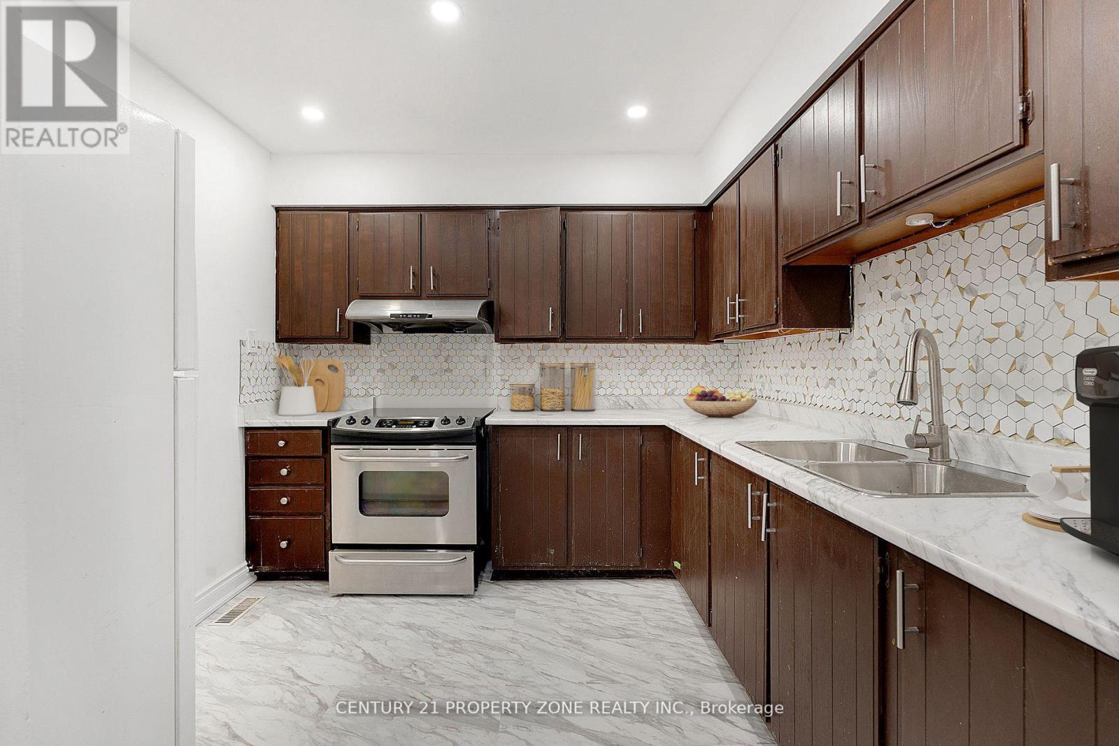 96 Centre Street N Property Photo 8