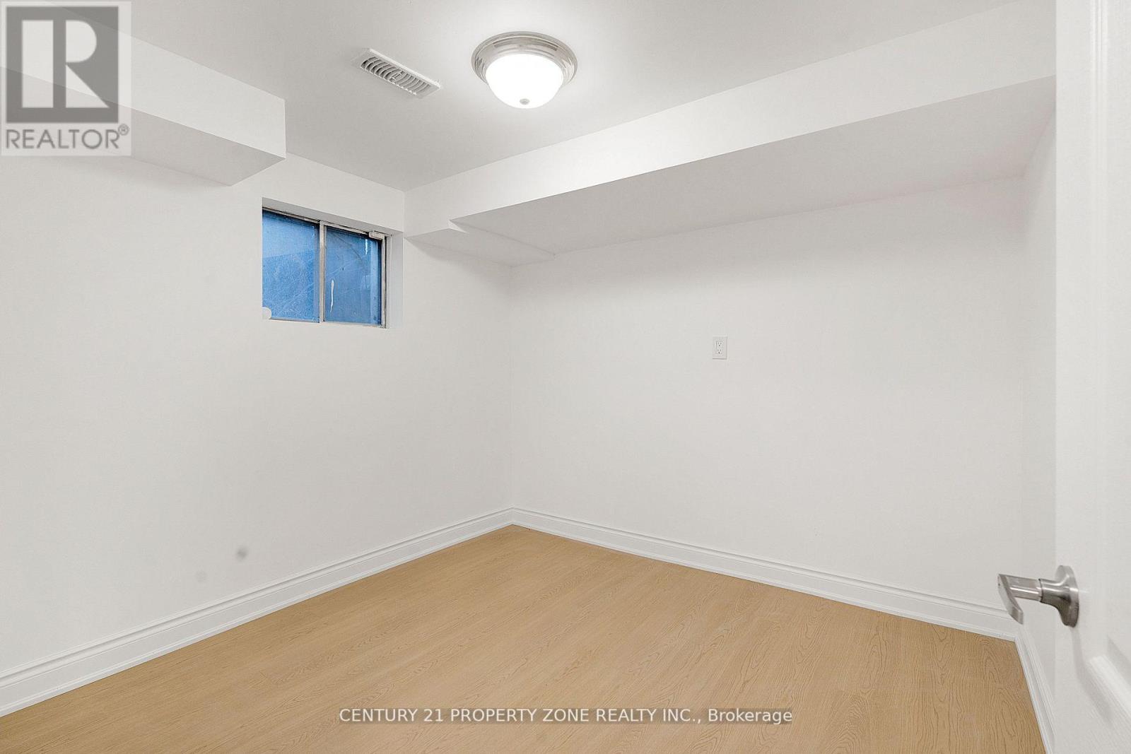 96 Centre Street N Property Photo 17