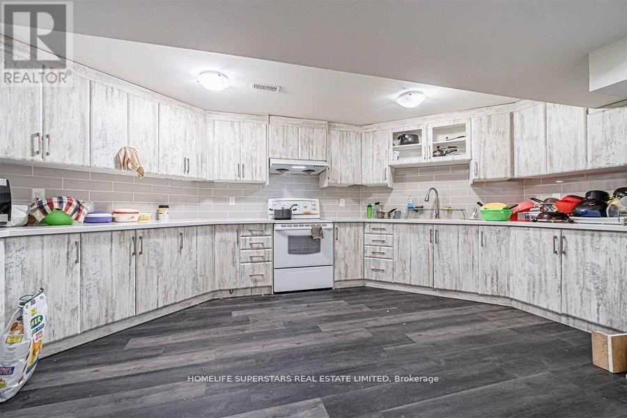 LOWER LEVEL ( LEGAL APT.) - 75 PARKSIDE DRIVE