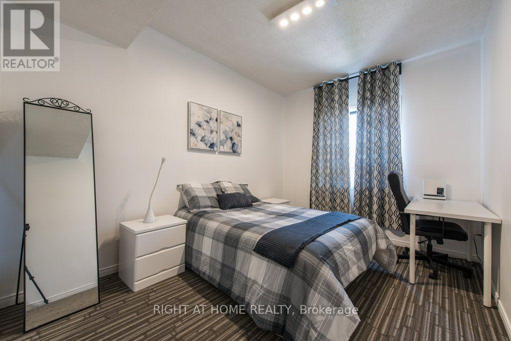 812 Bloor Street W Property Photo 18
