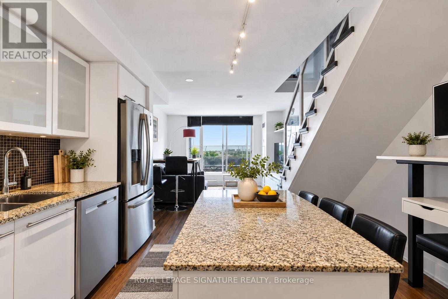 917 - 1040 THE QUEENSWAY