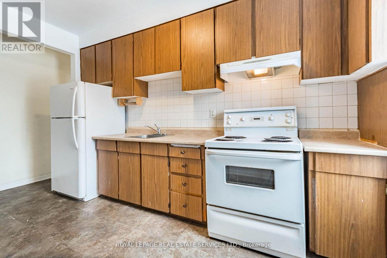 1160 Dufferin Street Property Photo 4