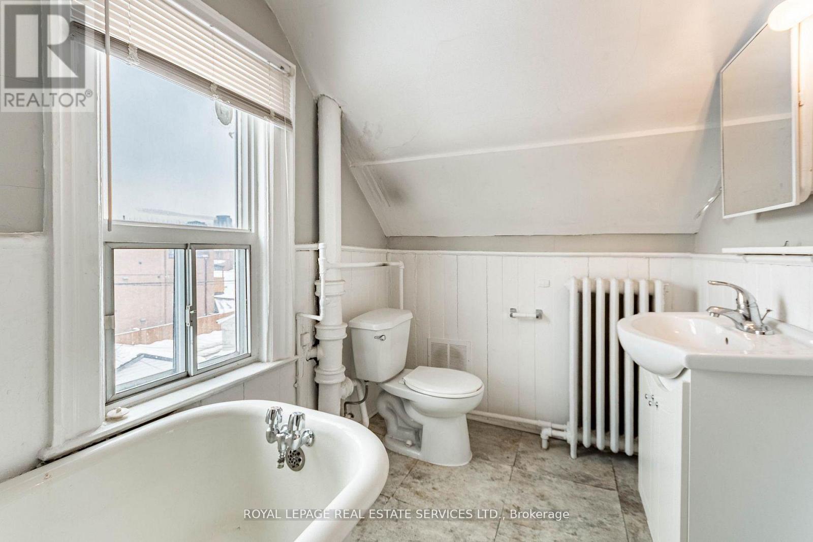 1160 Dufferin Street Property Photo 12