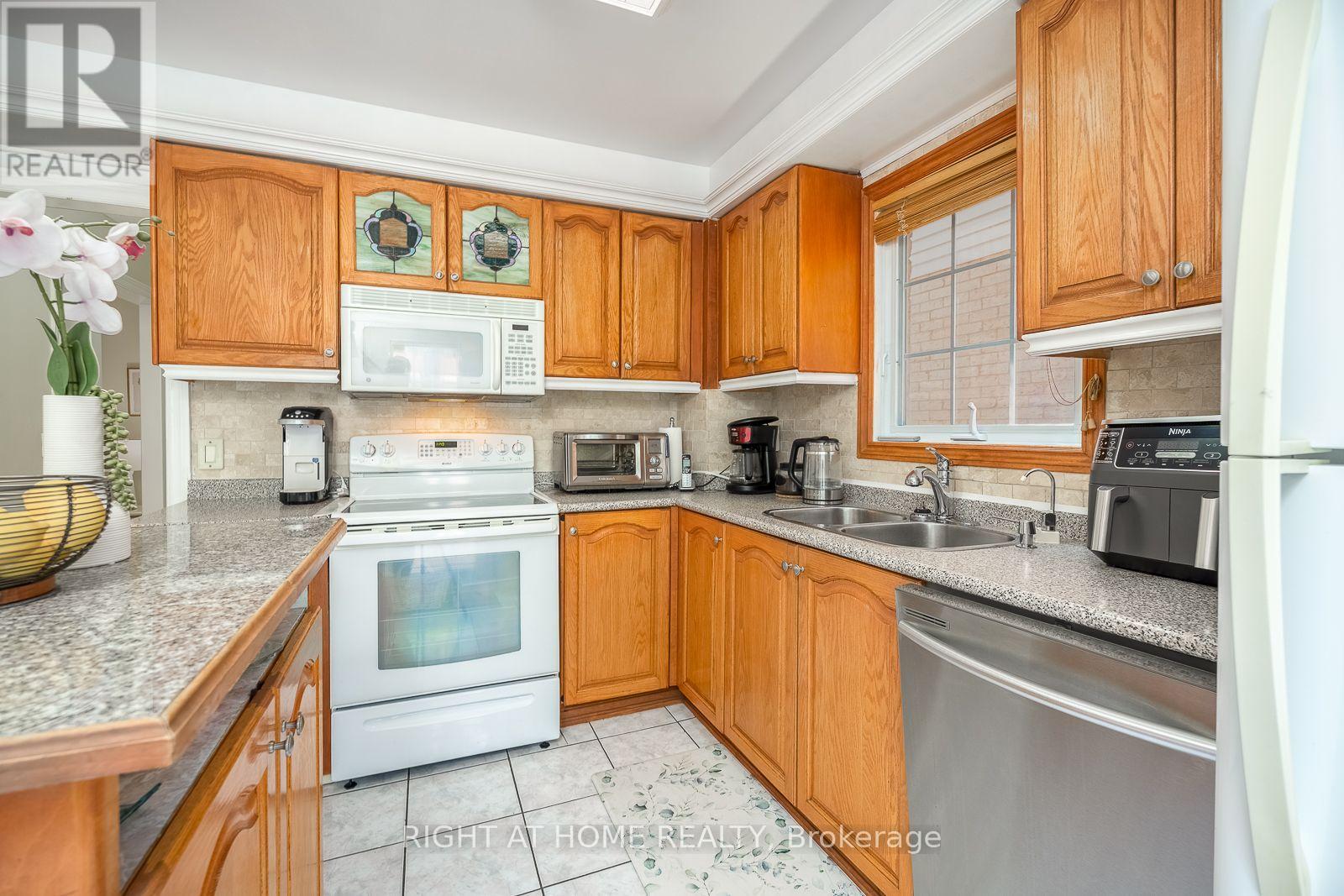54 Niagara Place Property Photo 15