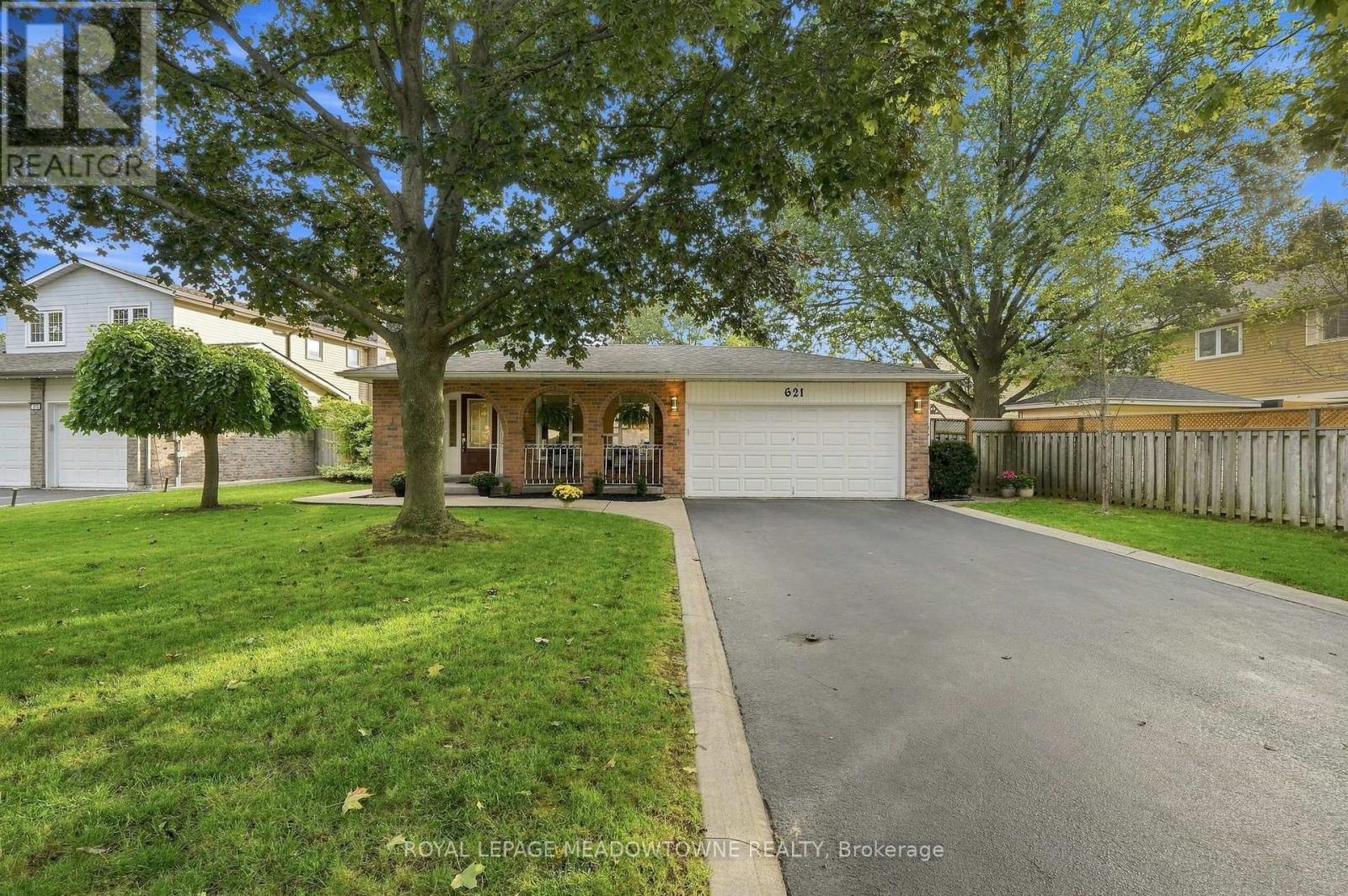 621 Moorelands Crescent Property Photo 1