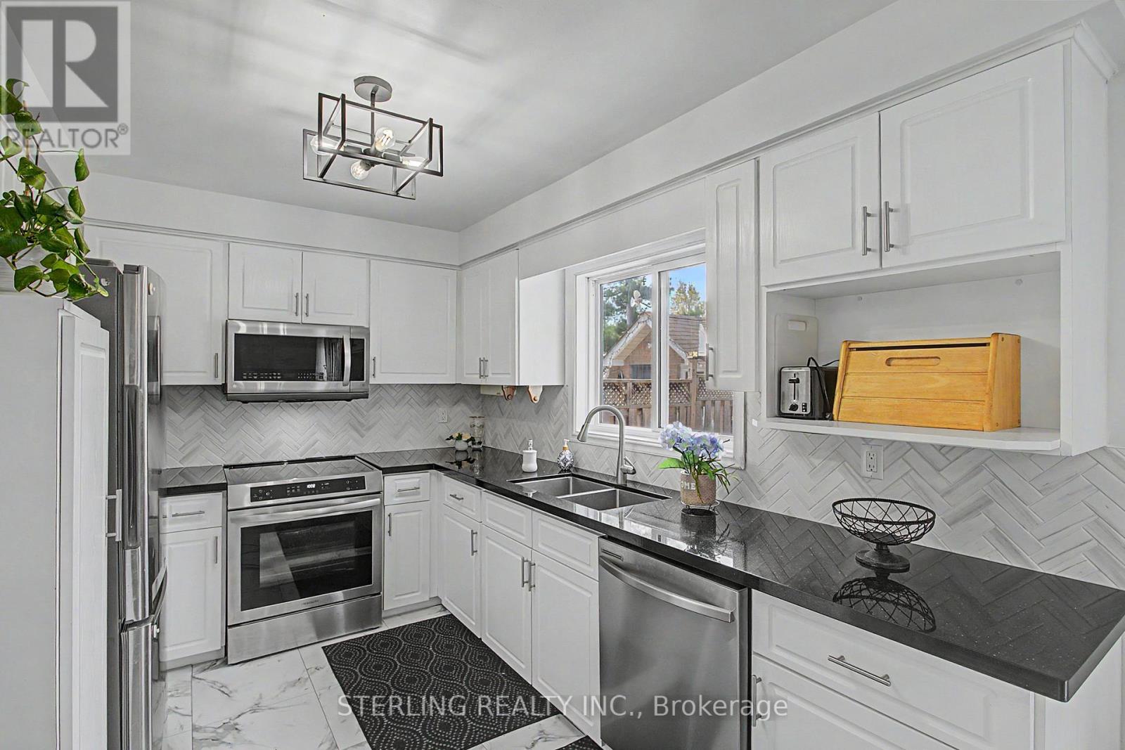 72 Sunforest Drive Property Photo 4