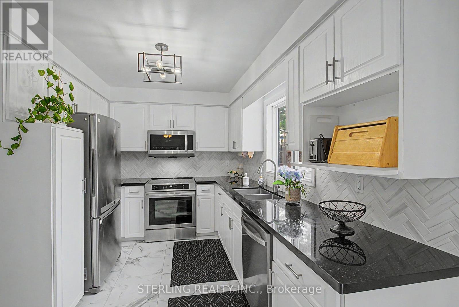 72 Sunforest Drive Property Photo 9