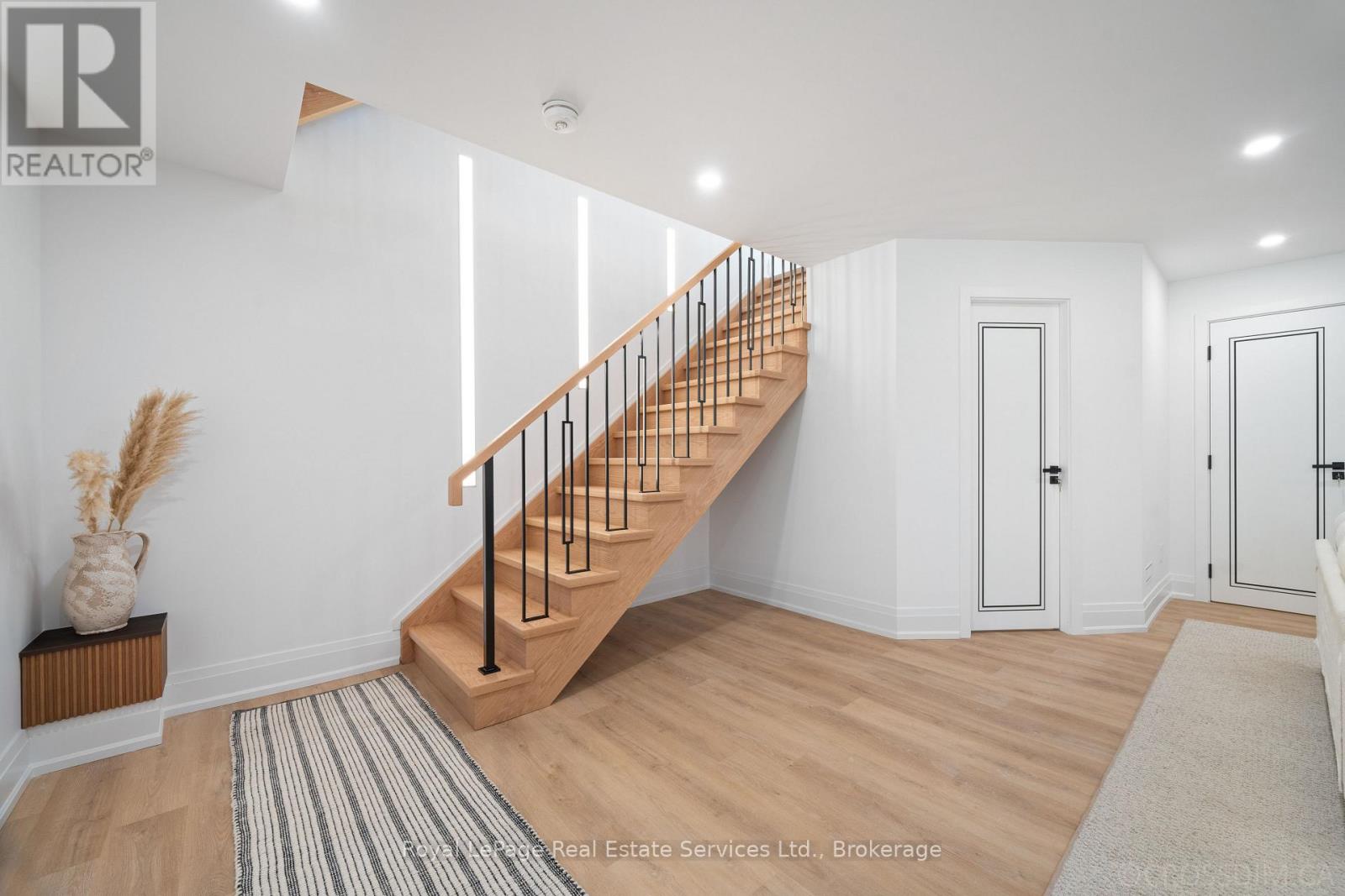 480 Scarsdale Crescent Property Photo 35