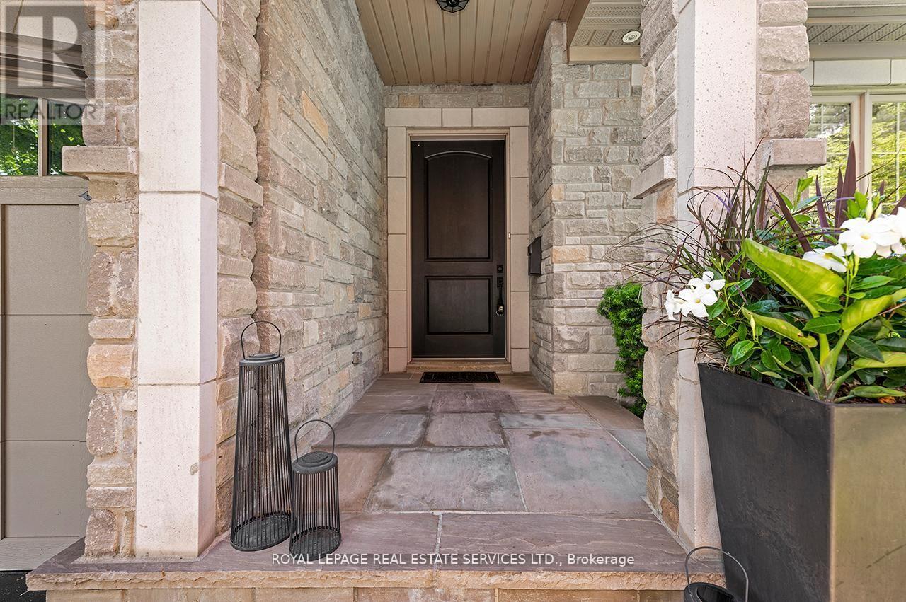 24 Jopling Avenue N Property Photo 4