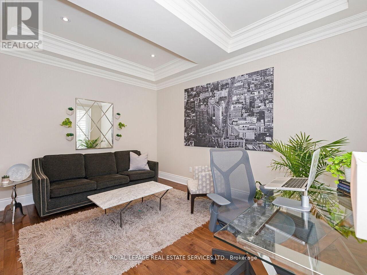 24 Jopling Avenue N Property Photo 8