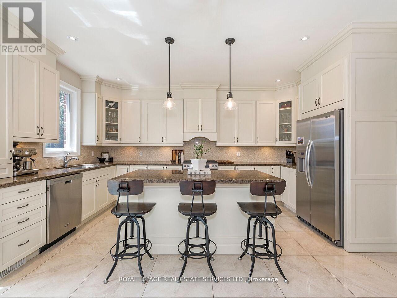 24 Jopling Avenue N Property Photo 14