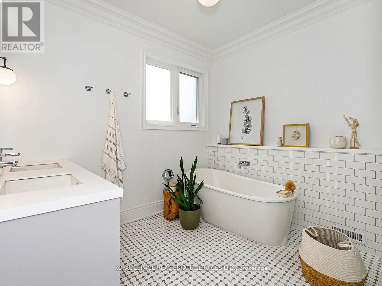 24 Jopling Avenue N Property Photo 22