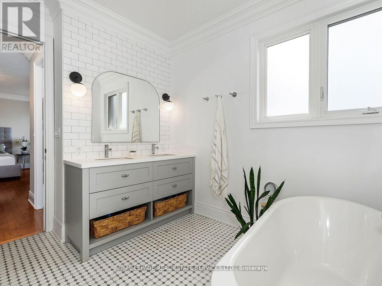 24 Jopling Avenue N Property Photo 23