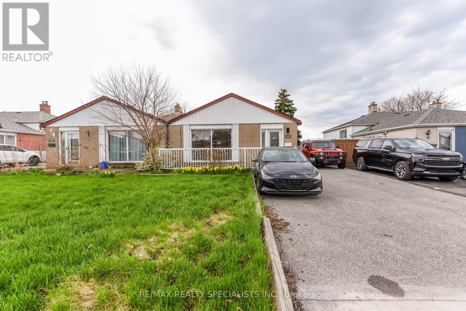 UPPER - 137 AVONDALE BOULEVARD Property Photo 1