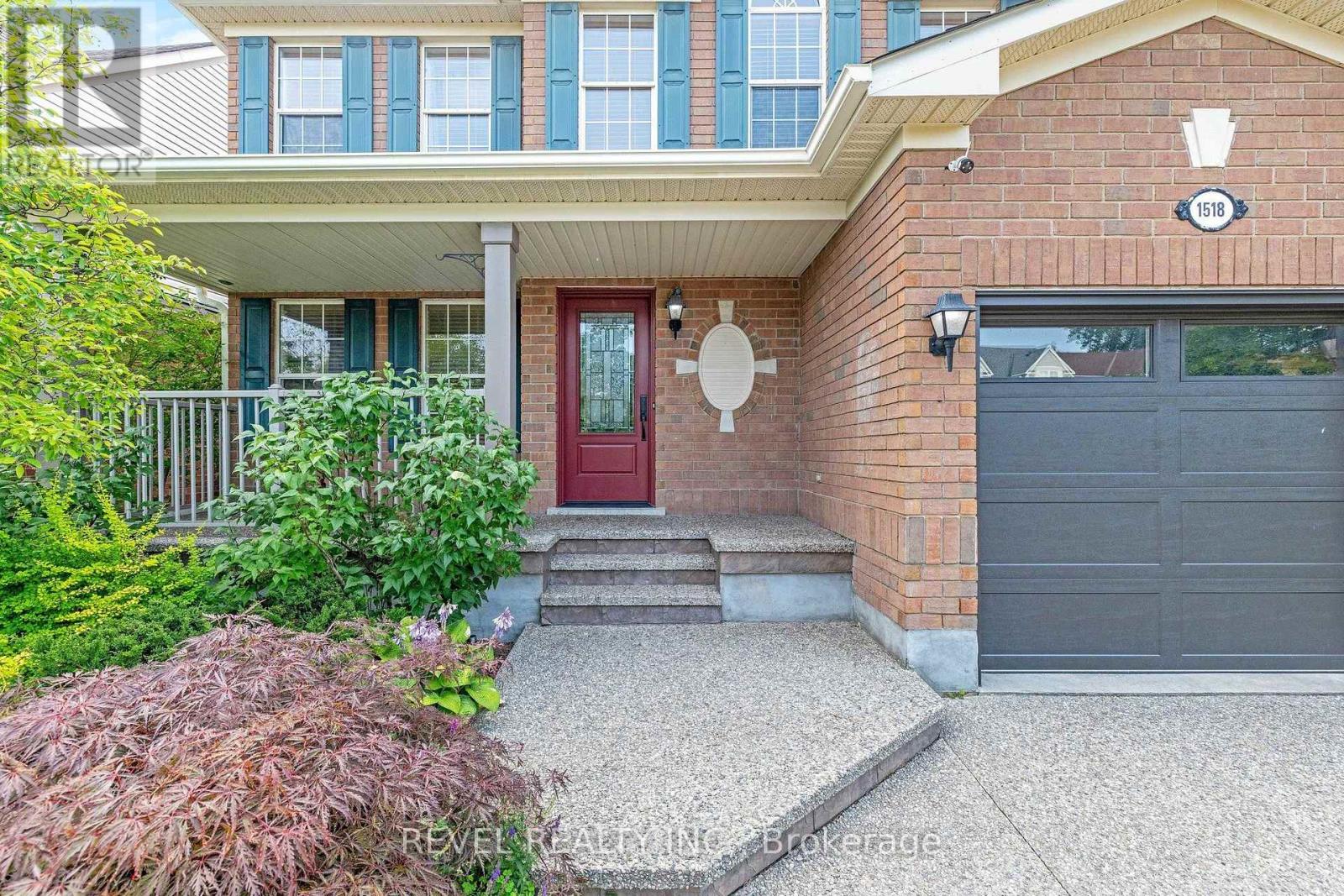 1518 Croft Avenue N Property Photo 3