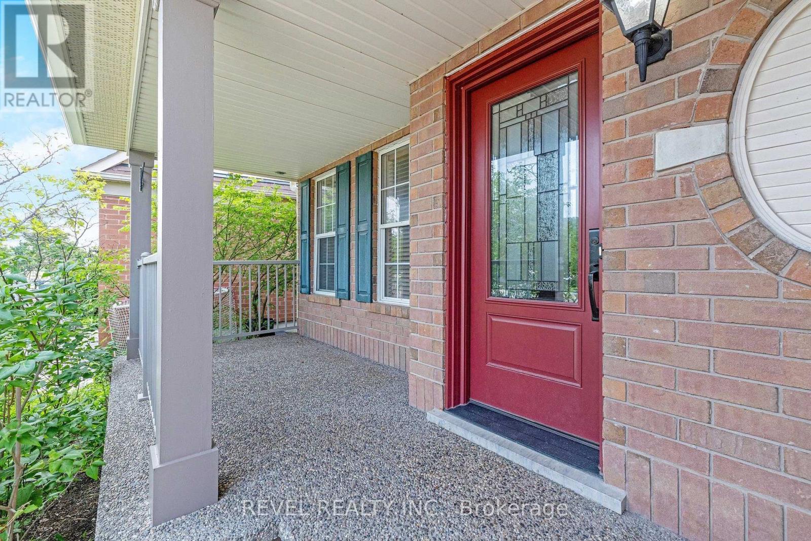 1518 Croft Avenue N Property Photo 4