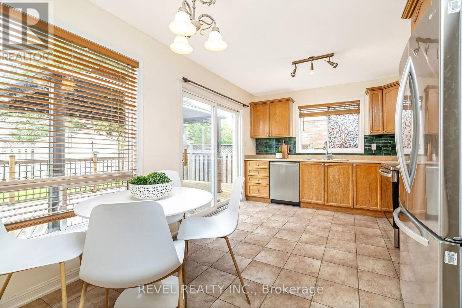 1518 Croft Avenue N Property Photo 10