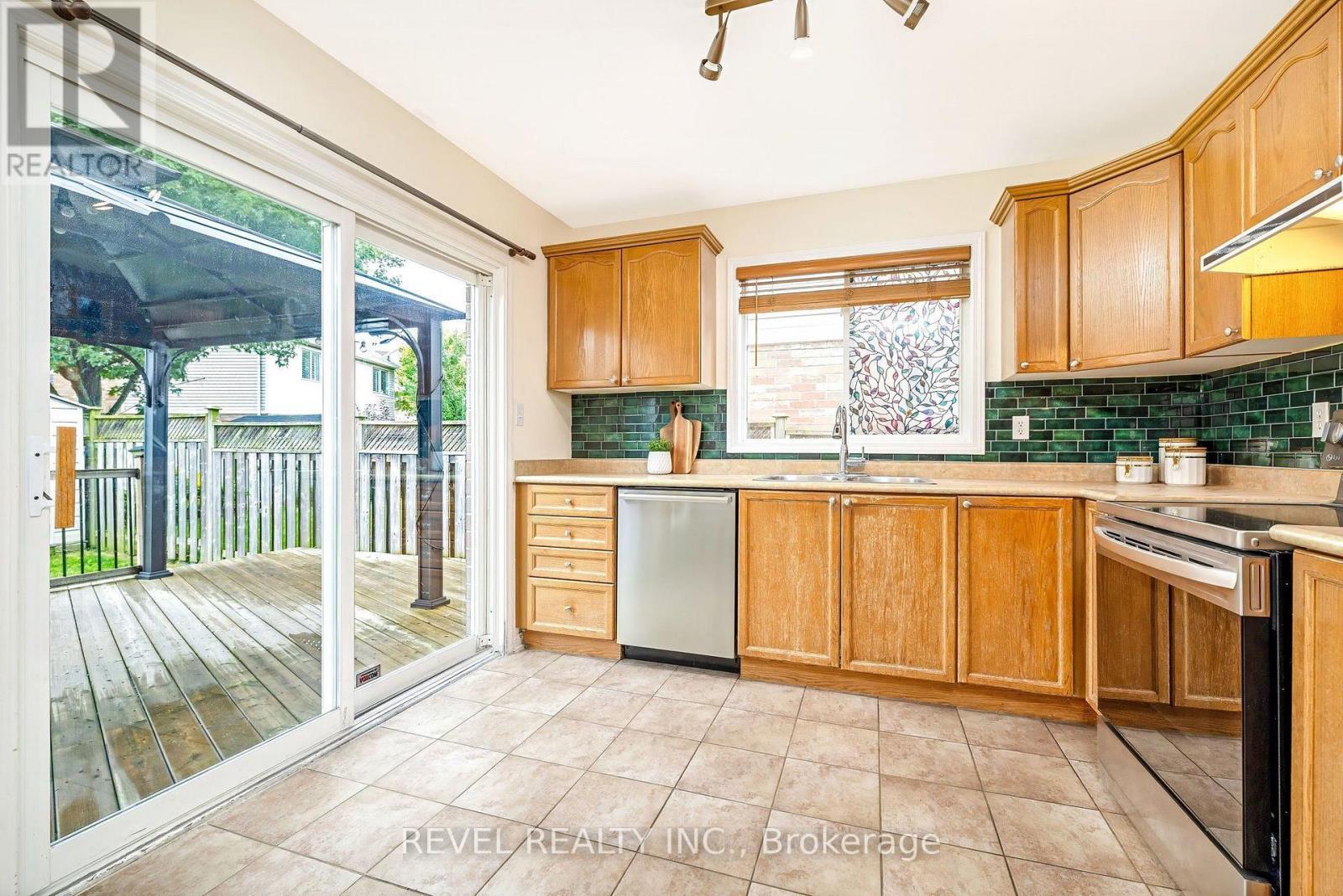 1518 Croft Avenue N Property Photo 11