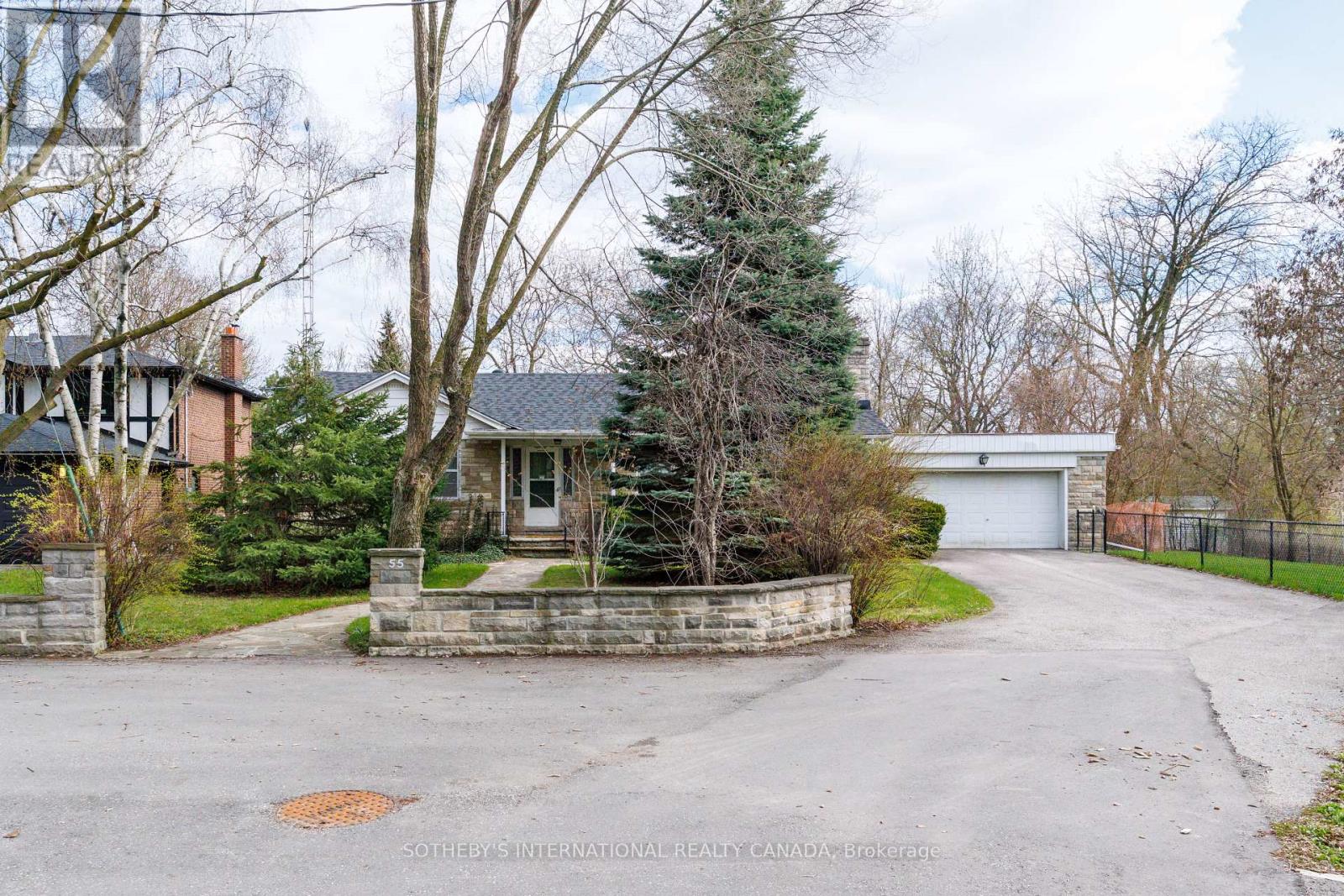 55 Van Dusen Boulevard Property Photo 1