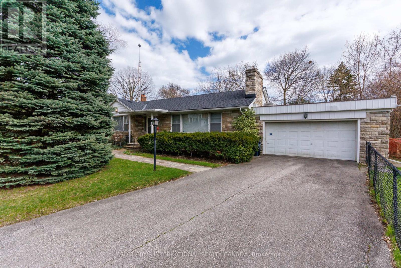 55 Van Dusen Boulevard Property Photo 3