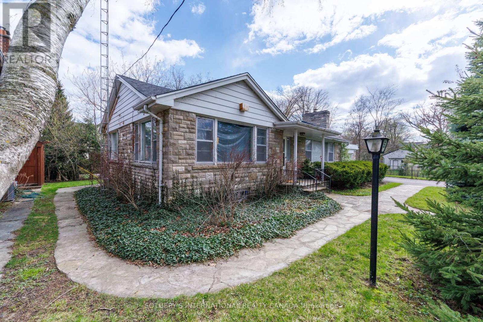 55 Van Dusen Boulevard Property Photo 18