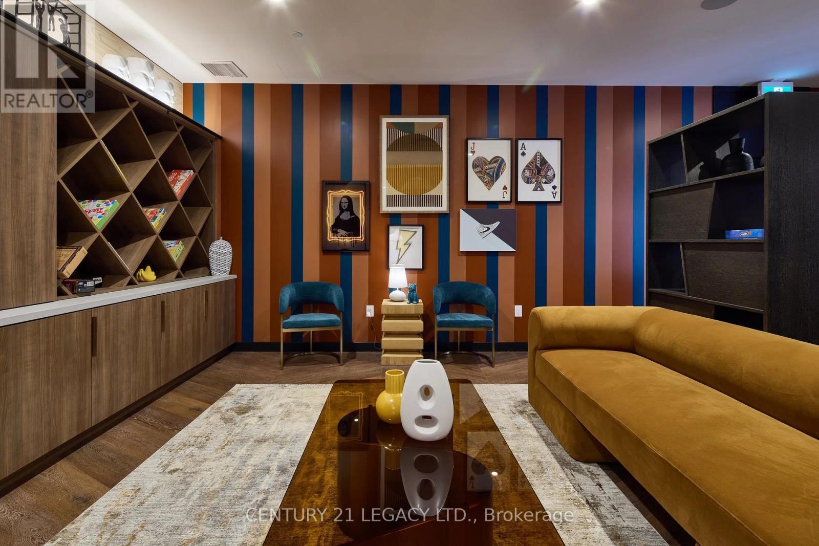 693 The Queensway Property Photo 28