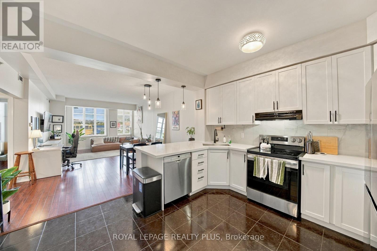 104 - 3531 LAKE SHORE BOULEVARD W Property Photo 1