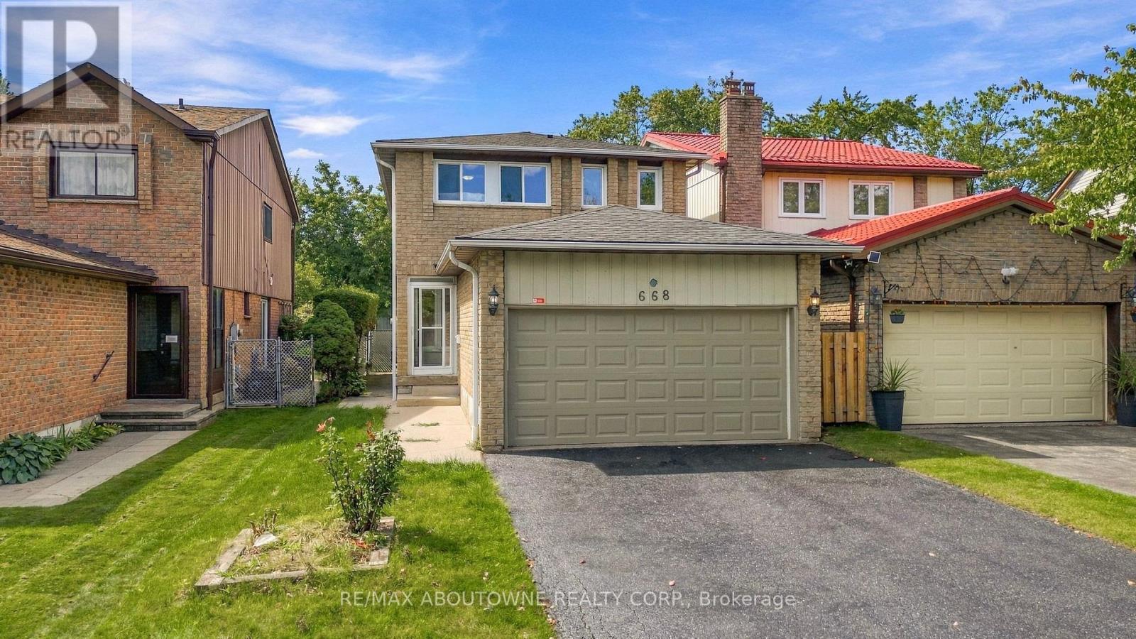 668 Greycedar Crescent Property Photo 2