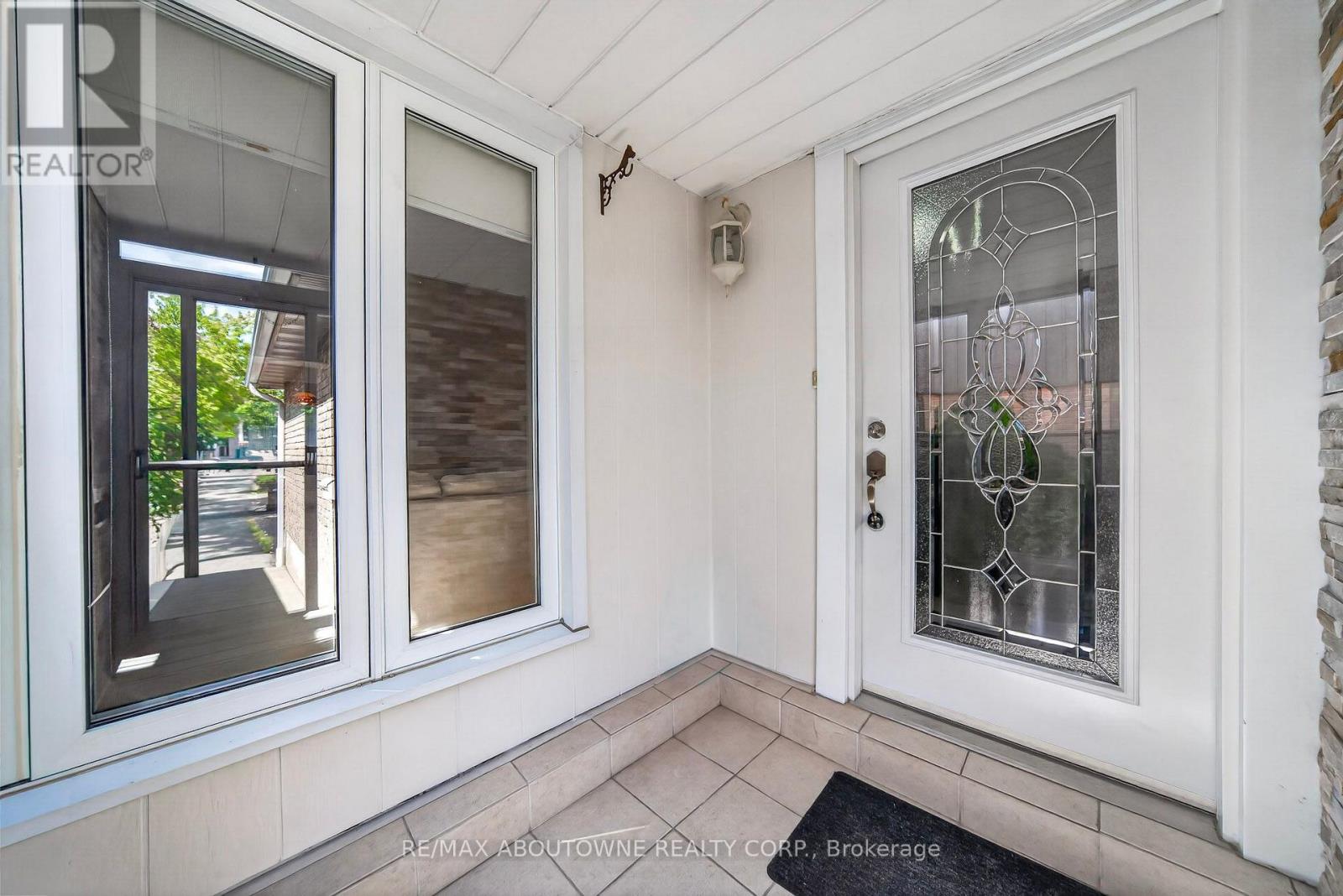 668 Greycedar Crescent Property Photo 3