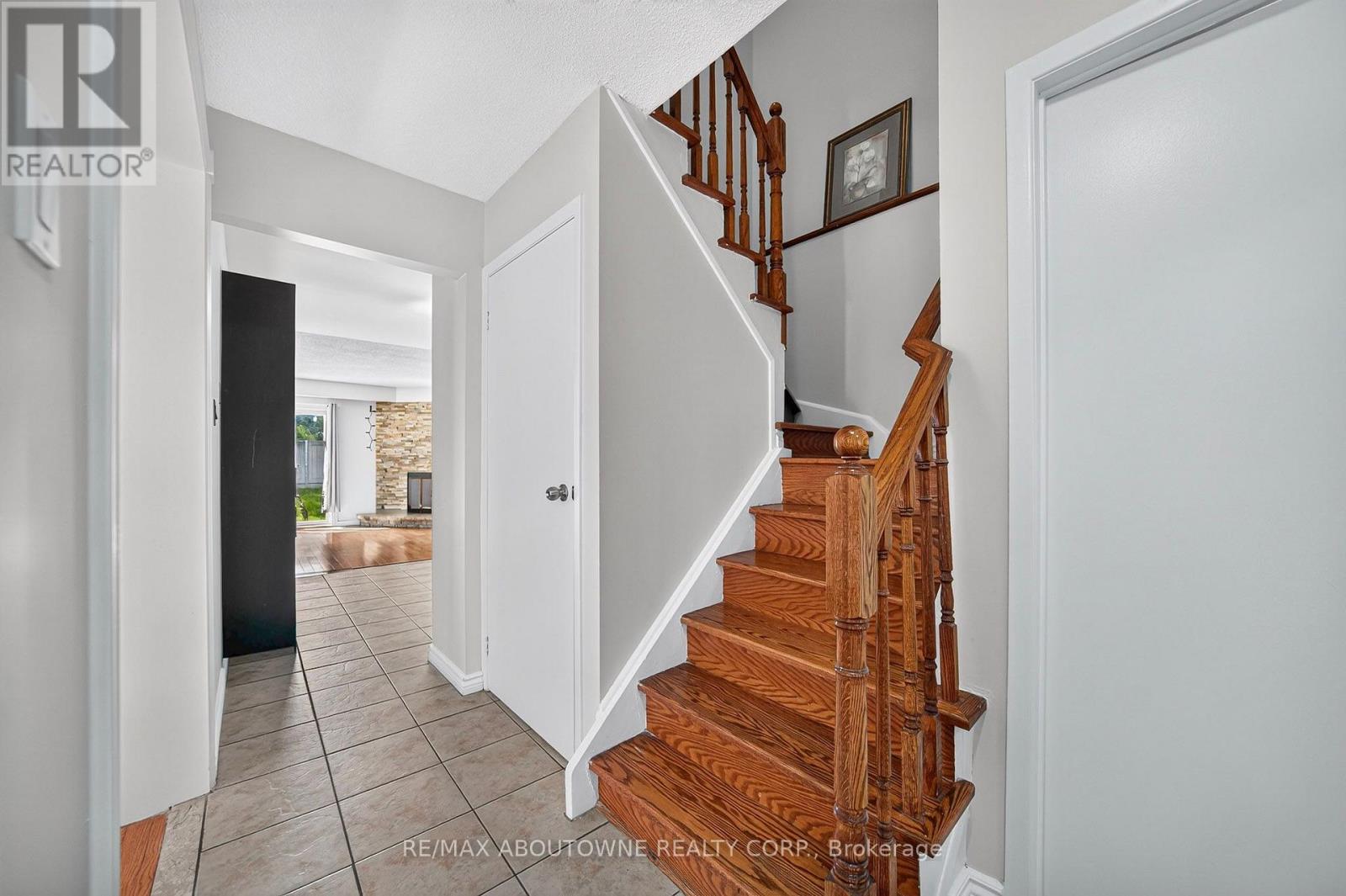 668 Greycedar Crescent Property Photo 6