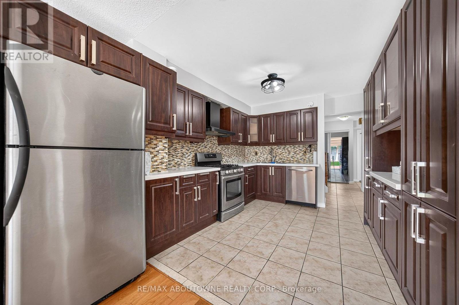 668 Greycedar Crescent Property Photo 12
