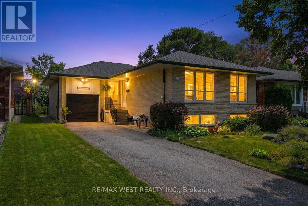 19 Decarie Circle Property Photo 1