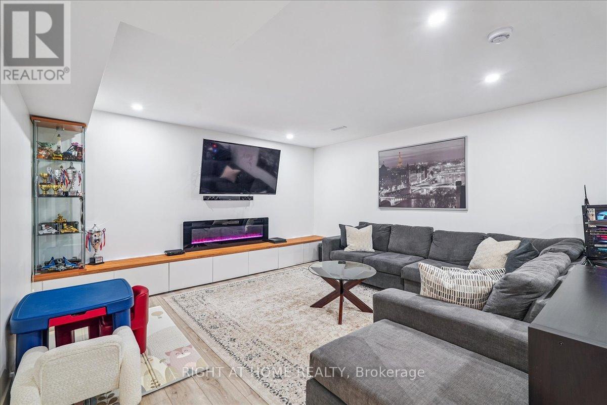 2090 Stonehouse Crescent Property Photo 19