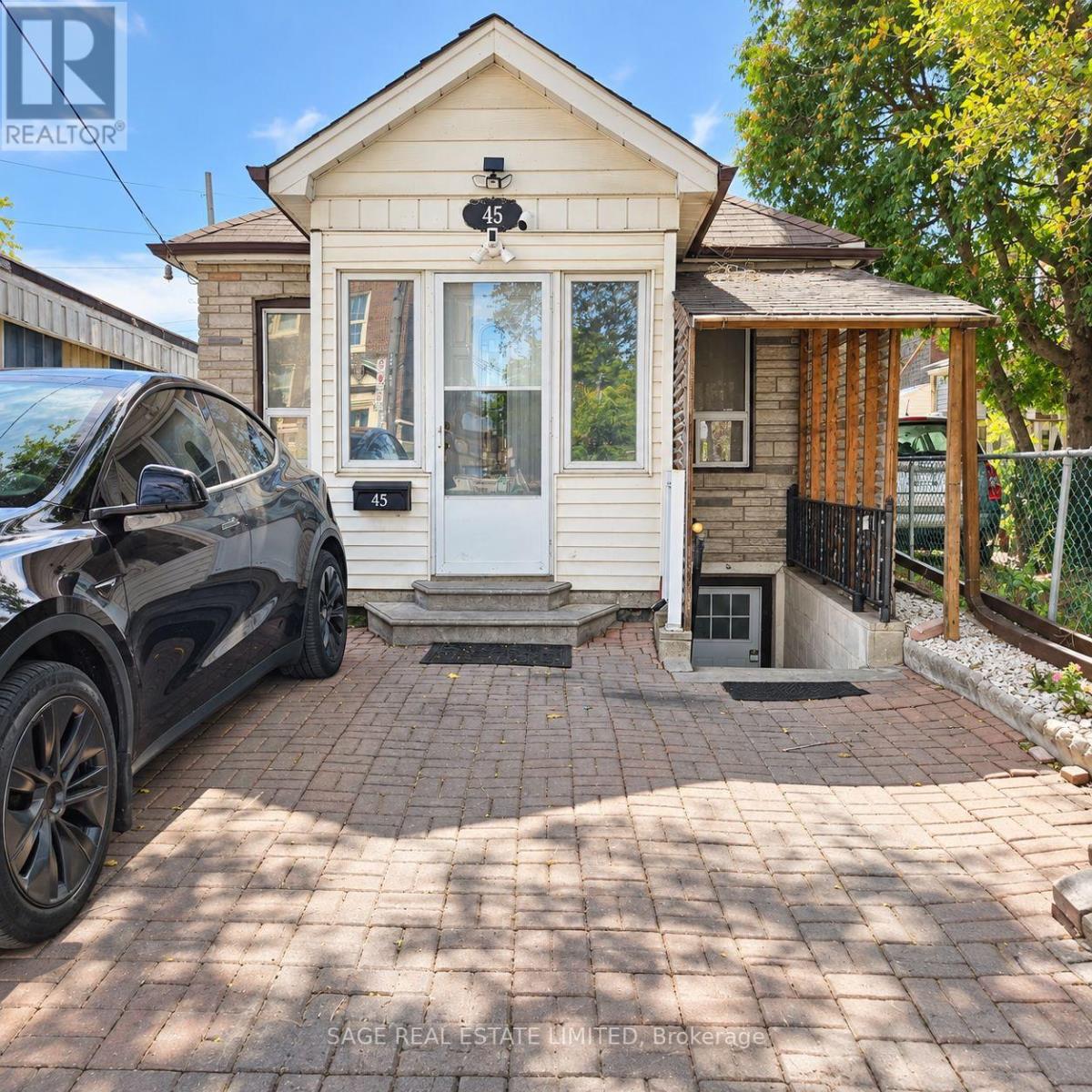 45 TURNBERRY AVENUE Property Photo 1