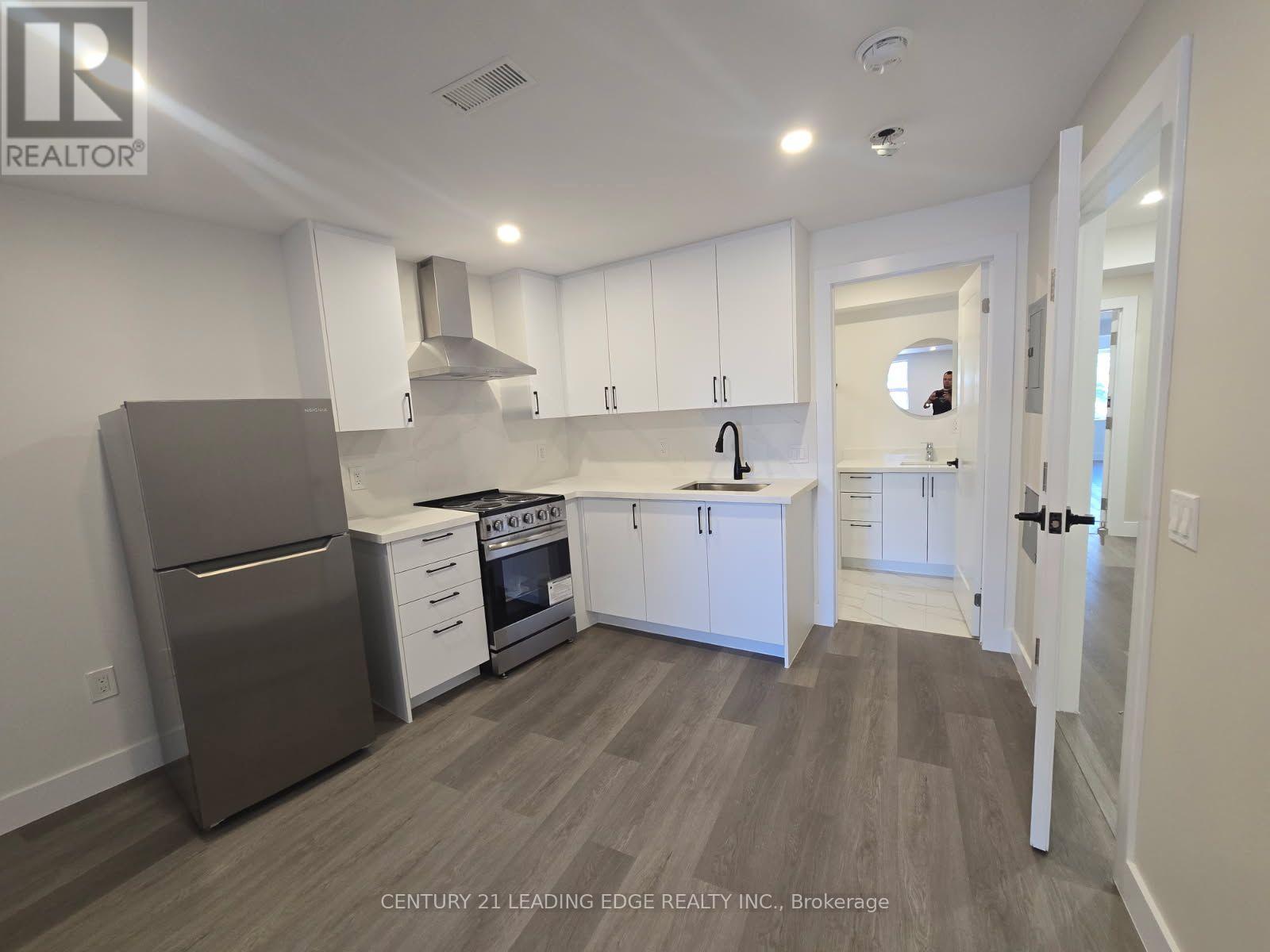 #3 - 3030 Dundas Street Property Photo 8