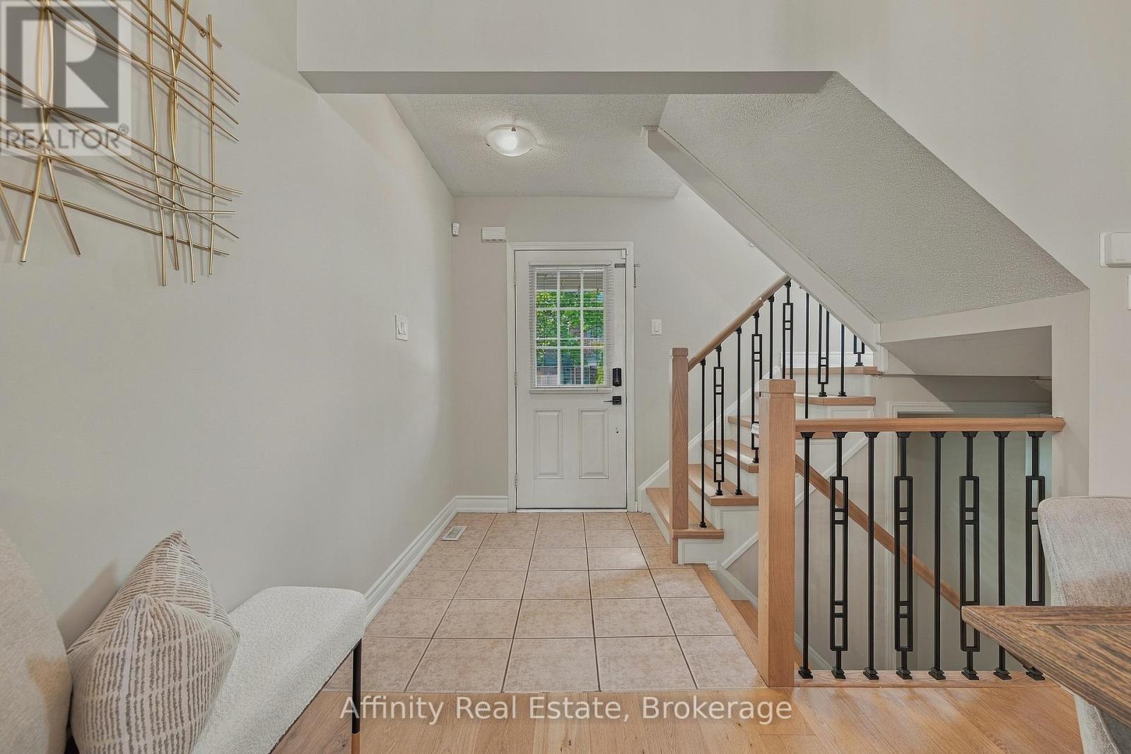 629 Gervais Terrace Property Photo 3
