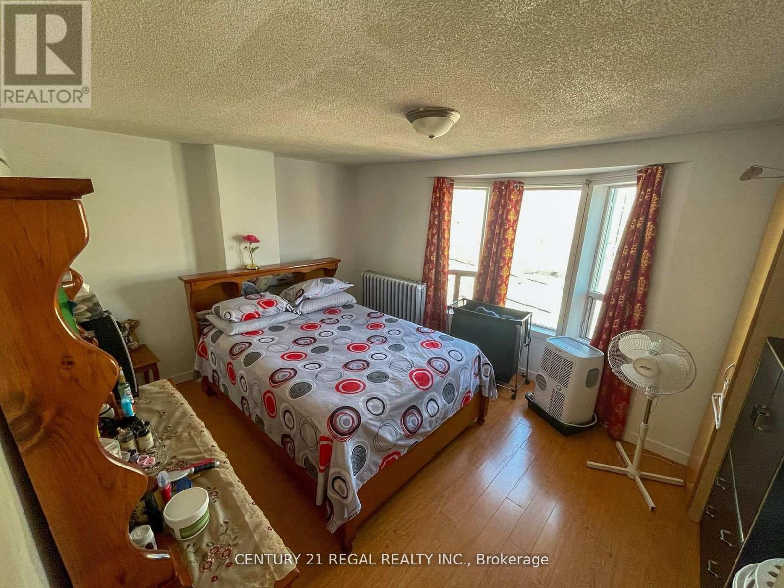 1281 Queen Street W Property Photo 8