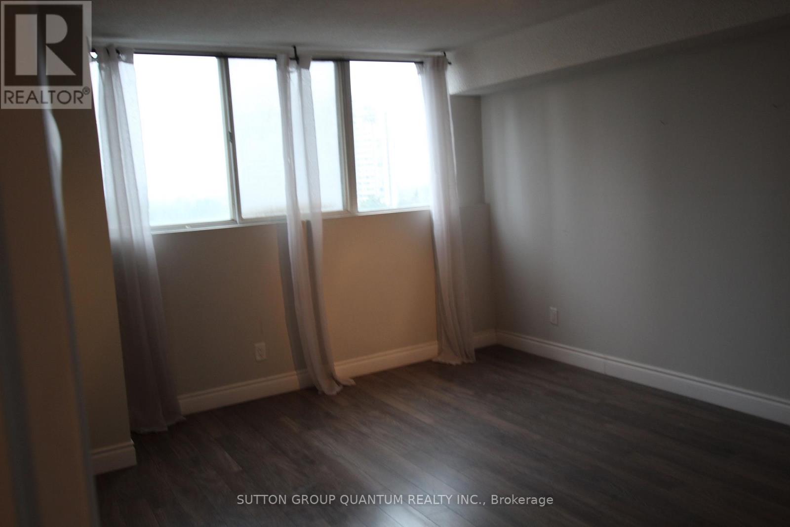 808 - 3700 Kaneff Crescent Property Photo 7