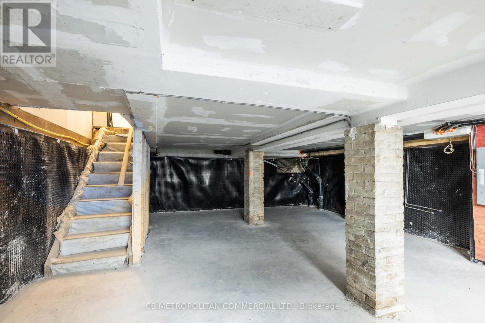 998 Bloor Street W Property Photo 10
