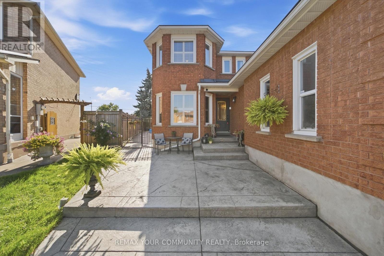 44 Candy Crescent W Property Photo 2