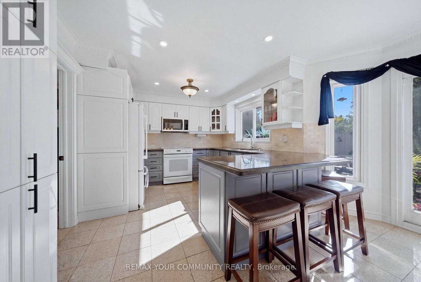 44 Candy Crescent W Property Photo 4