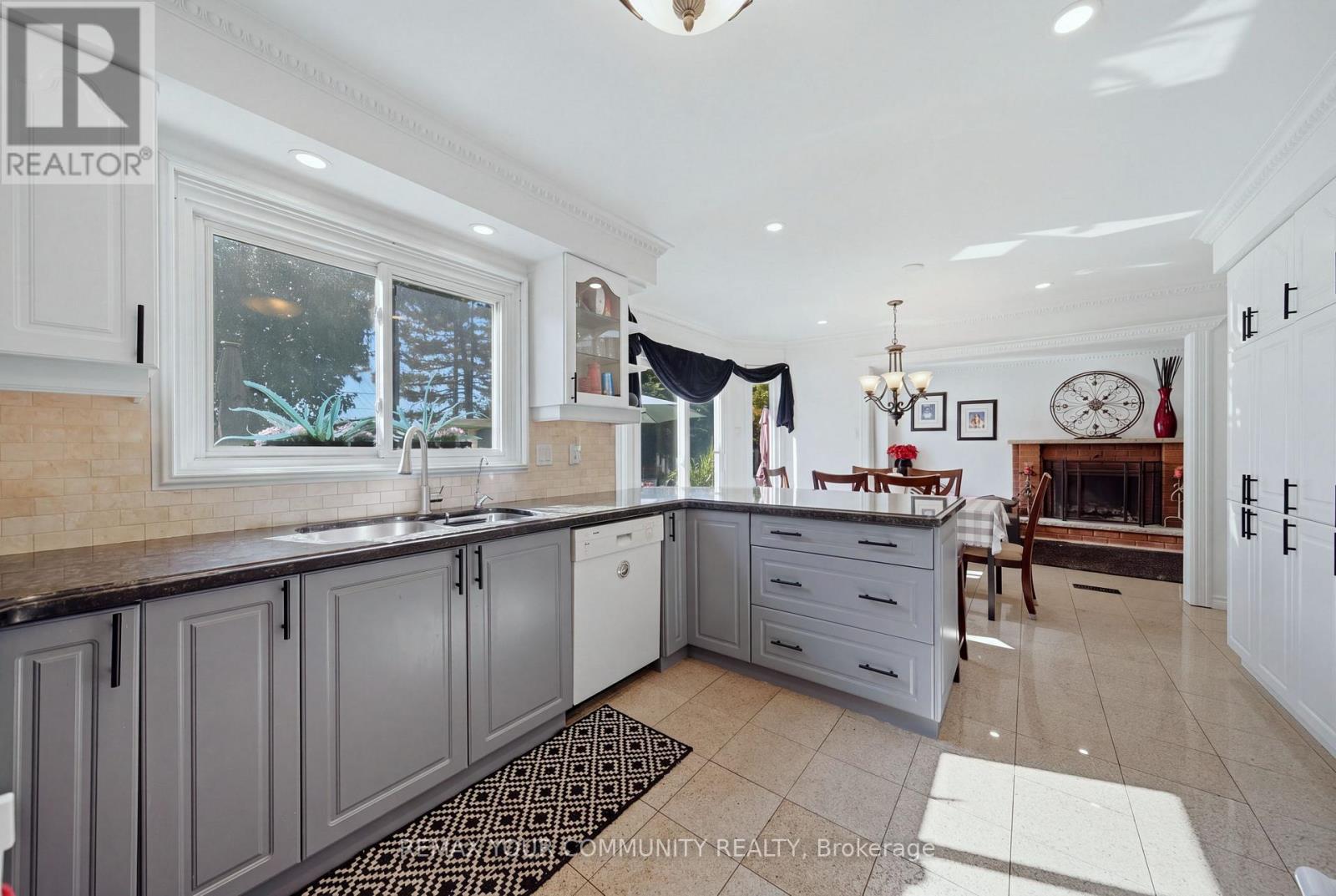 44 Candy Crescent W Property Photo 5